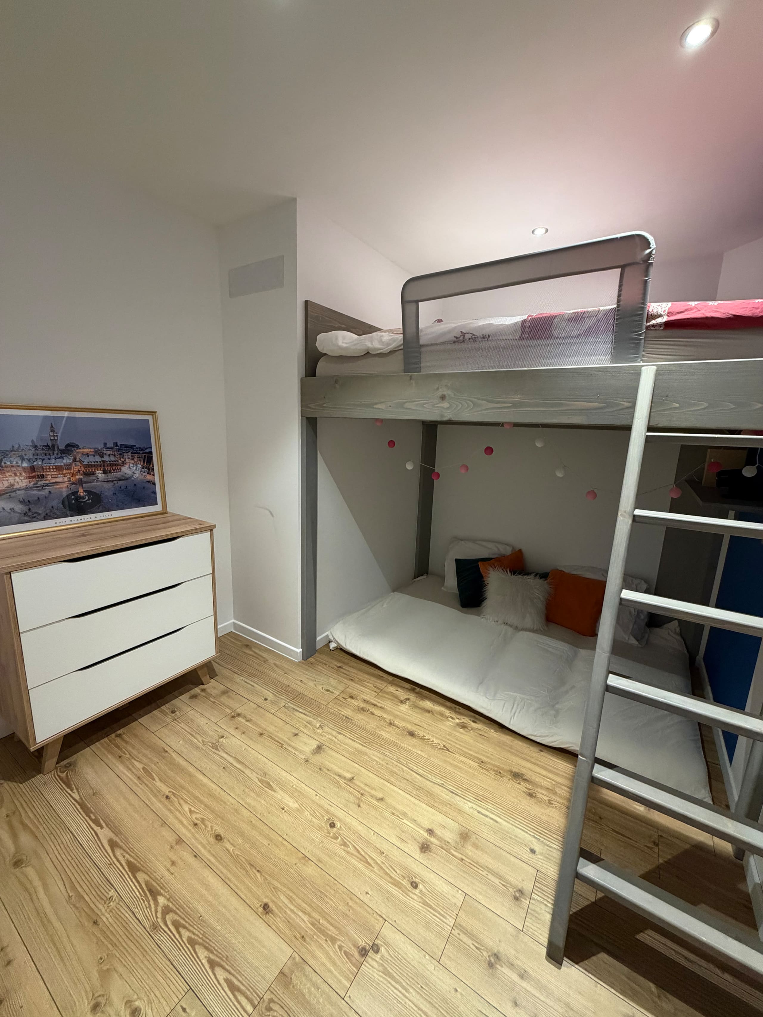 Chambre avec lit en hauteur et coin cocooning