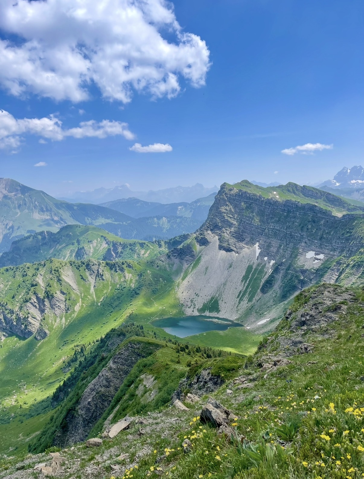 Lac alpin vu depuis les sommets en été