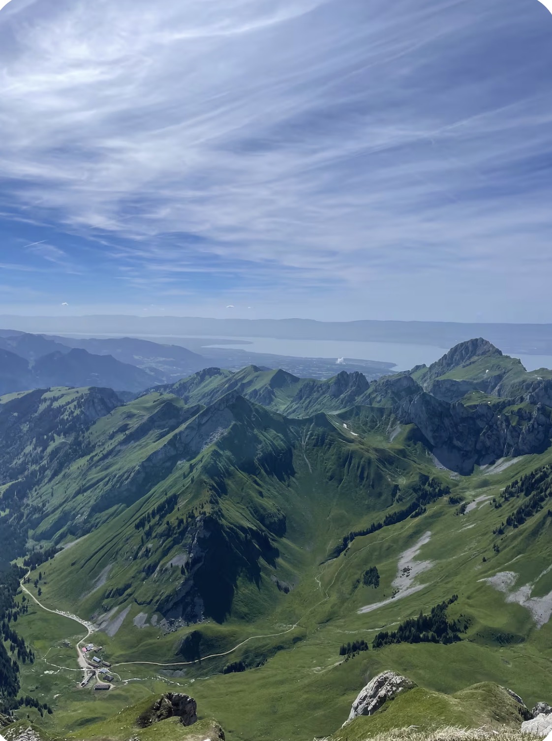 Vue estivale sur le lac Léman depuis les crêtes