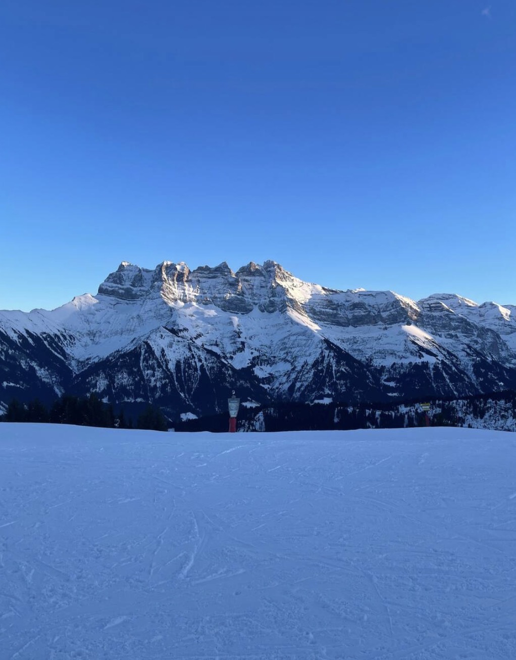 Vue sur les sommets enneigés depuis les pistes