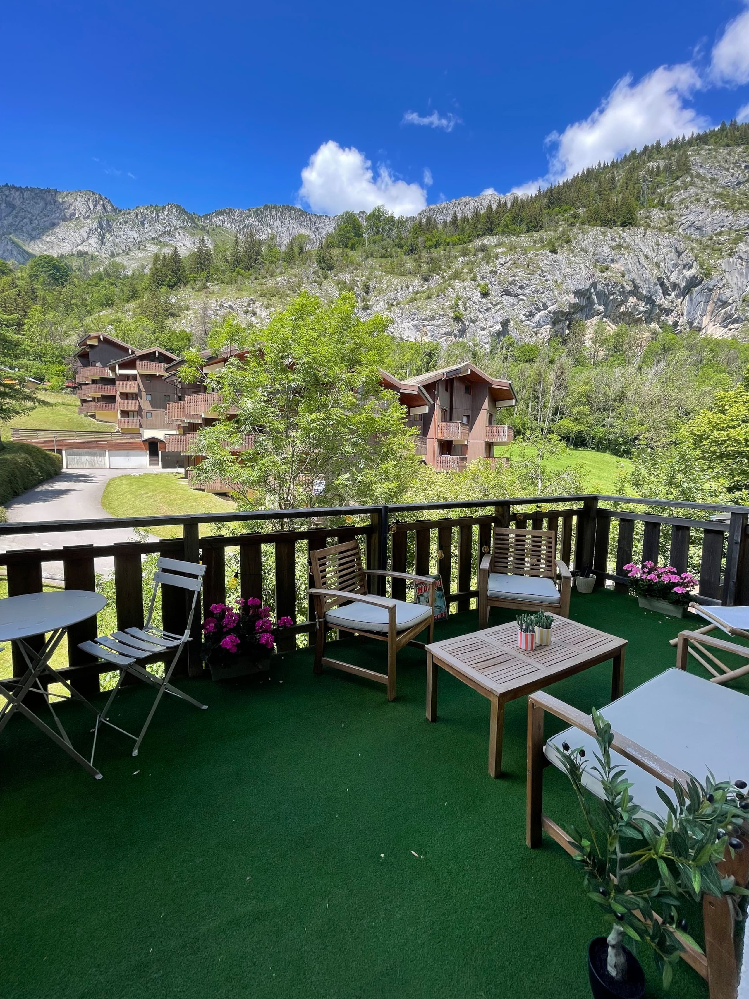 Vue depuis la terrasse sur les montagnes