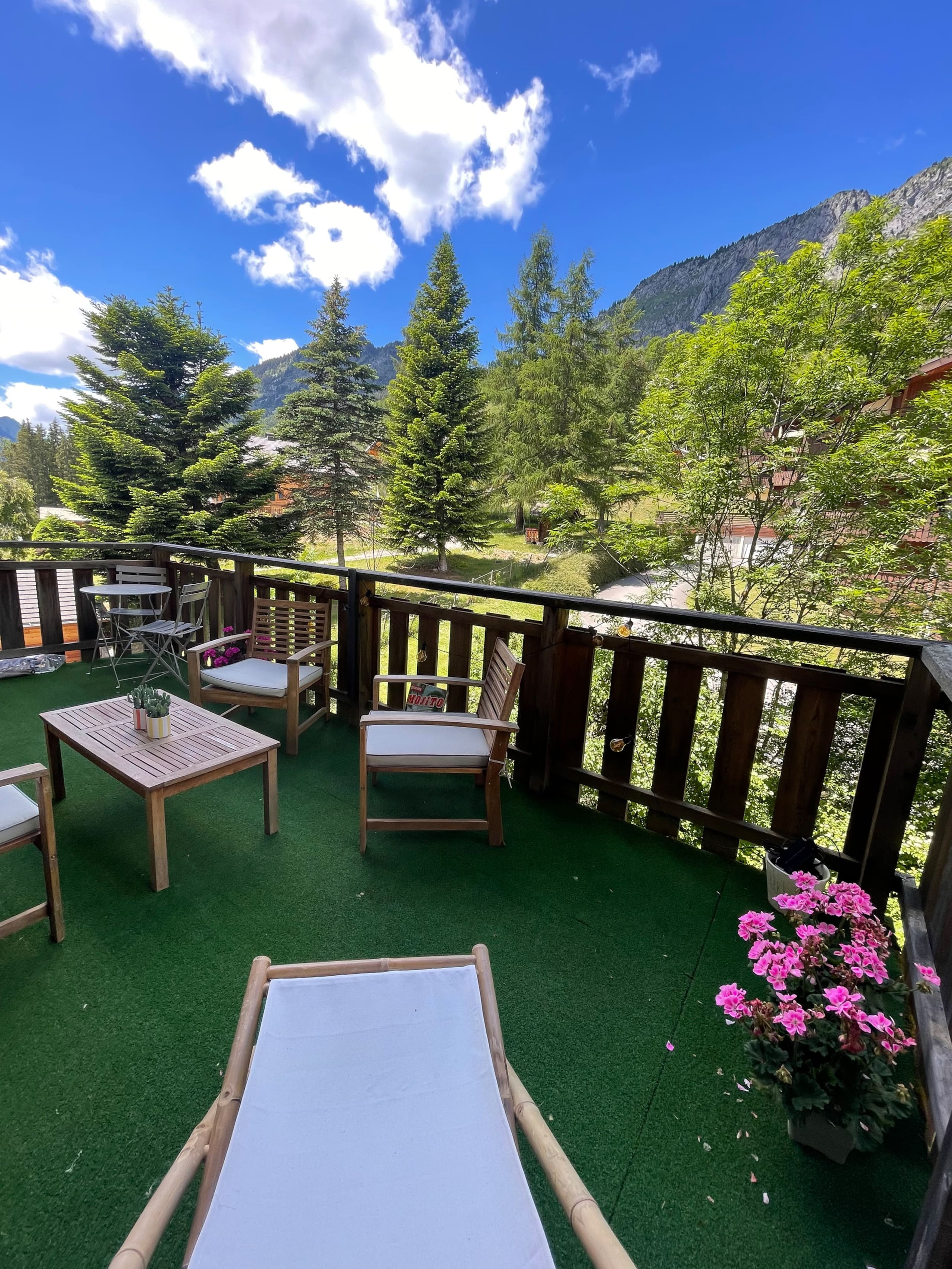 Terrasse avec vue sur les montagnes